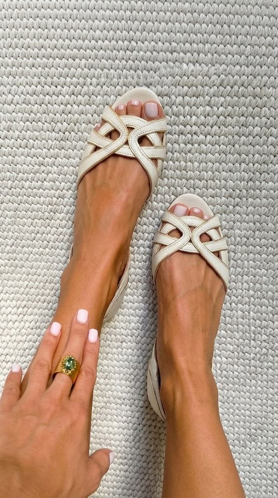 Elena – Elegante Cremefarbene Geflochtene Sandalen