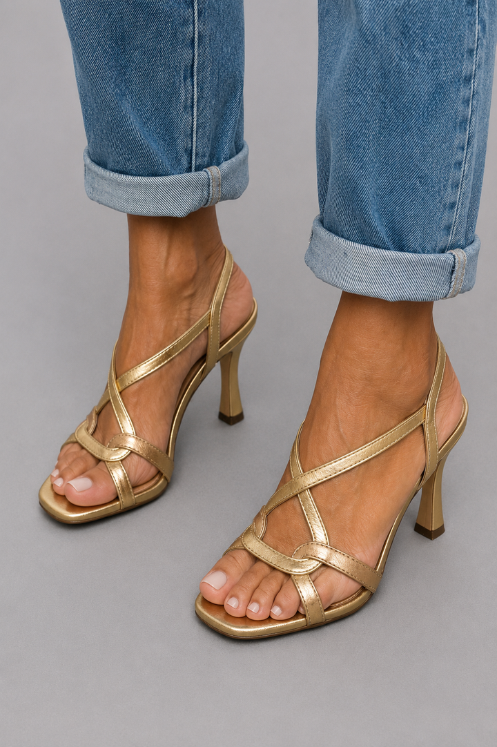 Johanna – Goldene Sommer-Charme-Sandalen